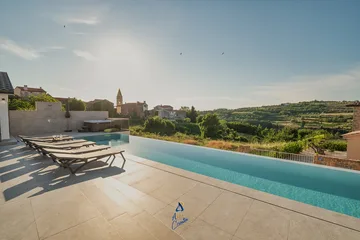 4-Bedroom Villa with Pool & Sauna in Momjan