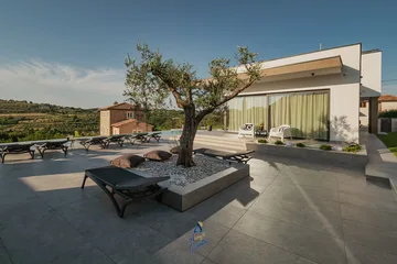 4-Bedroom Villa with Pool & Sauna in Momjan