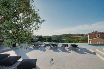 4-Bedroom Villa with Pool & Sauna in Momjan