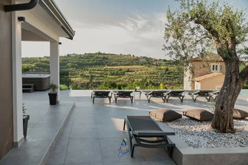 4-Bedroom Villa with Pool & Sauna in Momjan