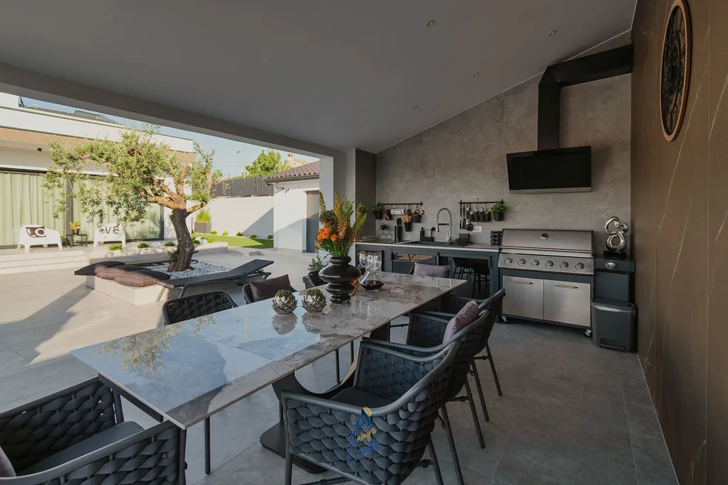 4-Bedroom Villa with Pool & Sauna in Momjan