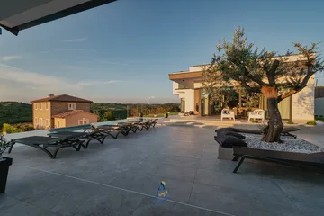 4-Bedroom Villa with Pool & Sauna in Momjan