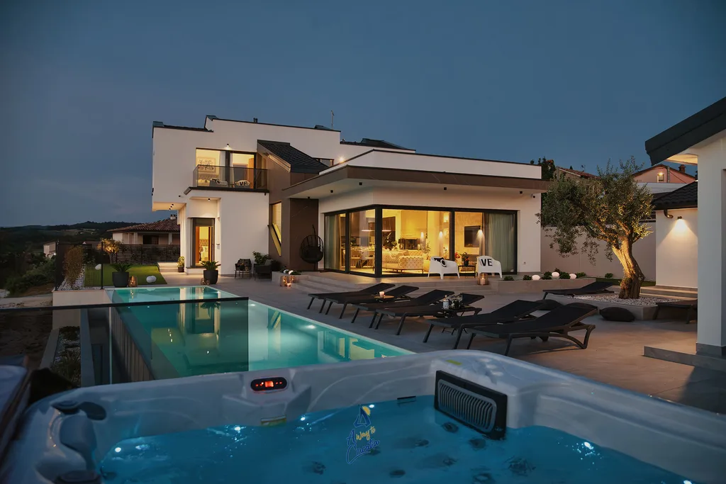 4-Bedroom Villa with Pool & Sauna in Momjan