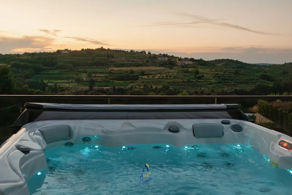 4-Bedroom Villa with Pool & Sauna in Momjan