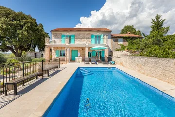 3-Bed Villa with Saltwater Pool and Sea Views in Vodnjan