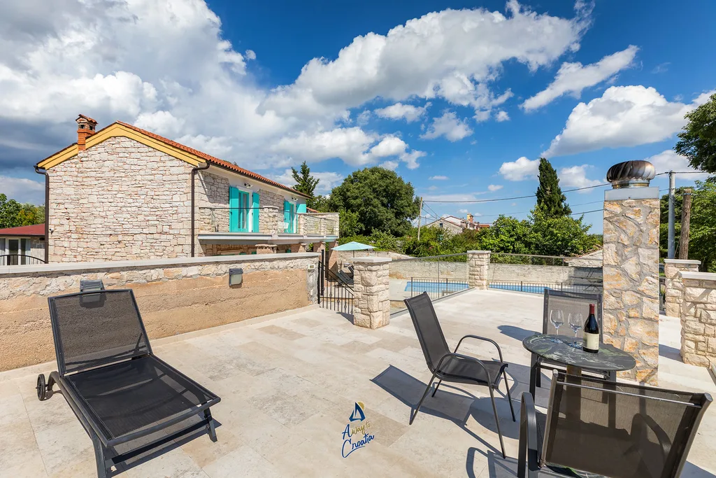 3-Bed Villa with Saltwater Pool and Sea Views in Vodnjan