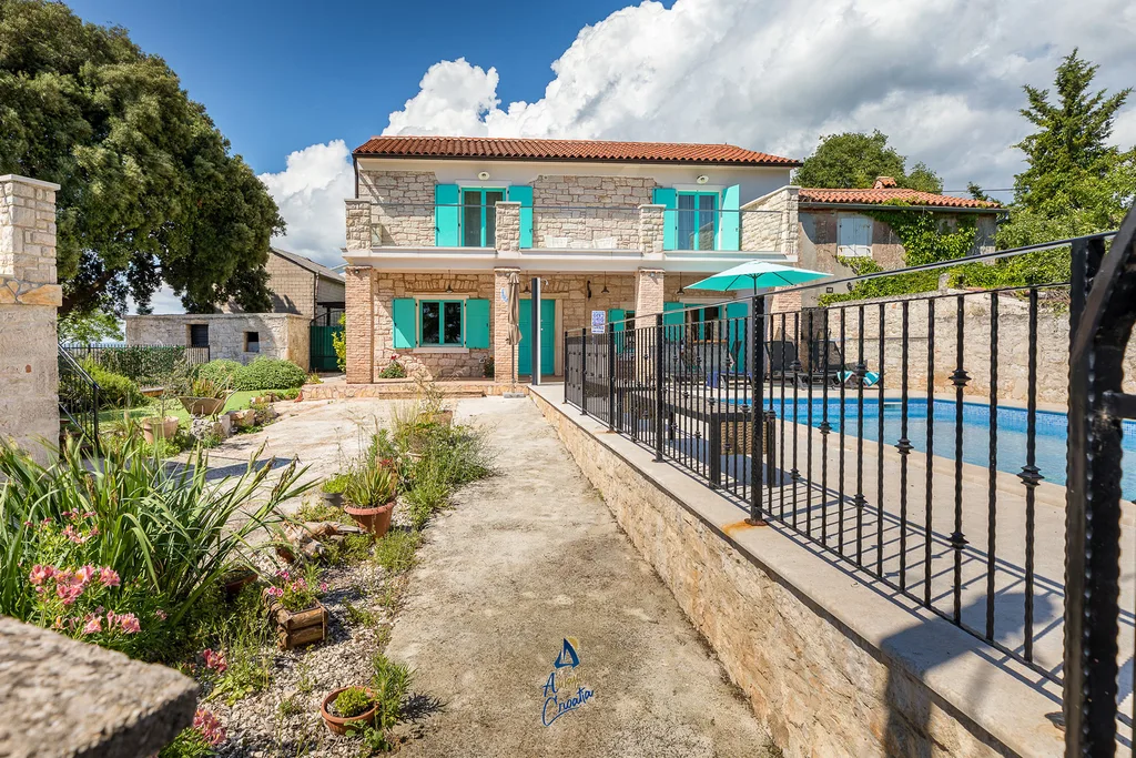 3-Bed Villa with Saltwater Pool and Sea Views in Vodnjan