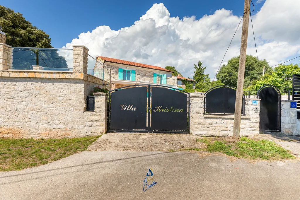 3-Bed Villa with Saltwater Pool and Sea Views in Vodnjan