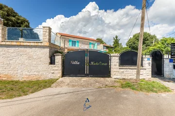 3-Bed Villa with Saltwater Pool and Sea Views in Vodnjan