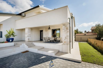 3-Bedroom Villa in Višnjan for Up to 8