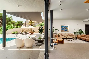 Seafront 4-Bedroom Villa in Sućuraj, Croatia