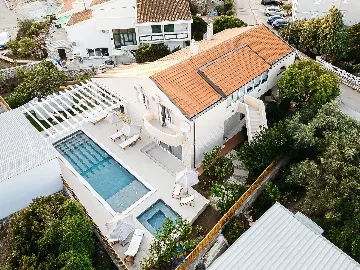 Private-Pool 4-Bedroom Villa for 8 in Murter