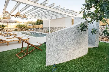 Private-Pool 4-Bedroom Villa for 8 in Murter