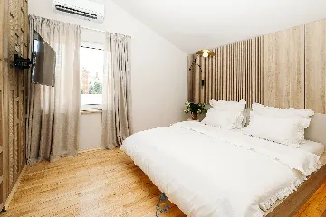 Private-Pool 4-Bedroom Villa for 8 in Murter