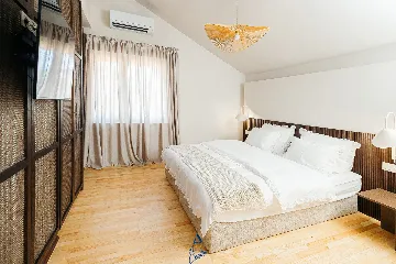 Private-Pool 4-Bedroom Villa for 8 in Murter