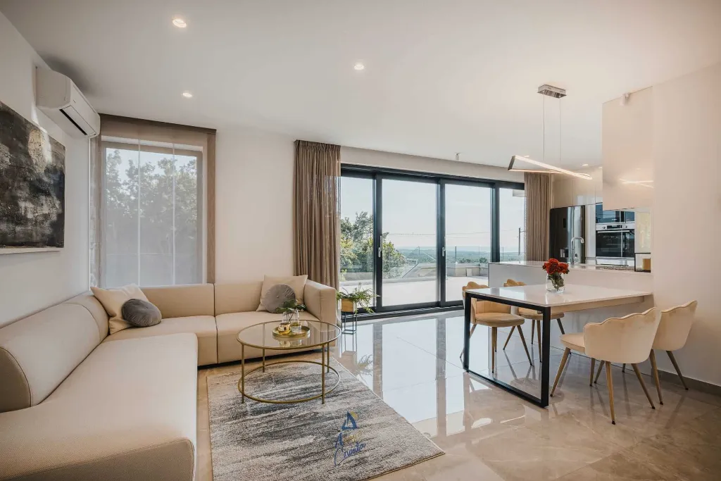 4-Bedroom Villa with Pool & Jacuzzi in Brnobići