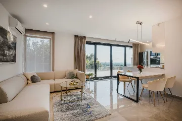 4-Bedroom Villa with Pool & Jacuzzi in Brnobići