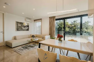 4-Bedroom Villa with Pool & Jacuzzi in Brnobići