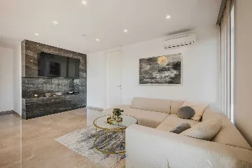 4-Bedroom Villa with Pool & Jacuzzi in Brnobići