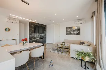 4-Bedroom Villa with Pool & Jacuzzi in Brnobići