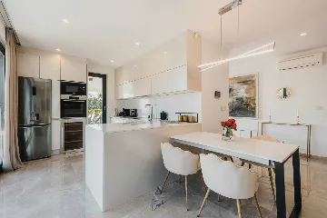 4-Bedroom Villa with Pool & Jacuzzi in Brnobići