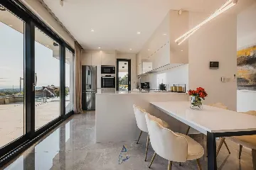 4-Bedroom Villa with Pool & Jacuzzi in Brnobići