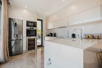 4-Bedroom Villa with Pool & Jacuzzi in Brnobići