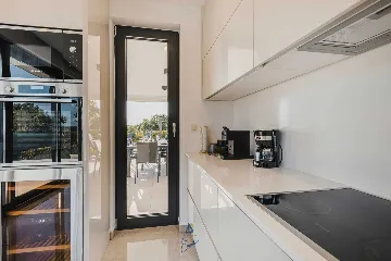 4-Bedroom Villa with Pool & Jacuzzi in Brnobići