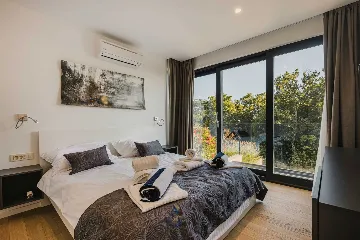 4-Bedroom Villa with Pool & Jacuzzi in Brnobići