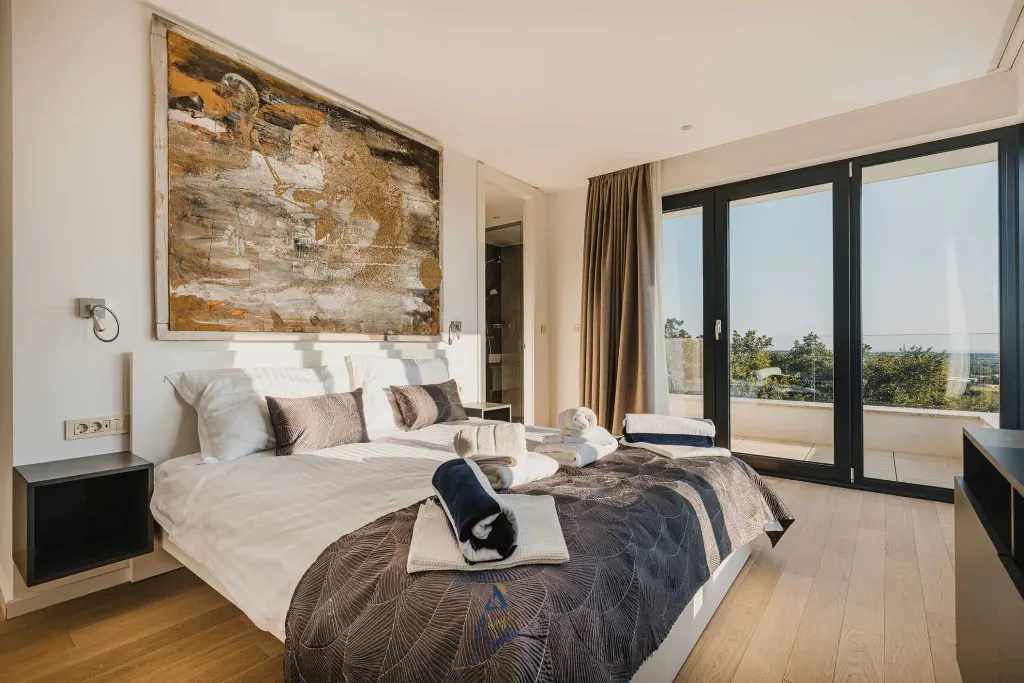4-Bedroom Villa with Pool & Jacuzzi in Brnobići
