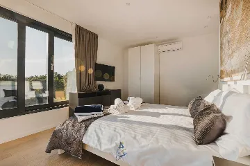 4-Bedroom Villa with Pool & Jacuzzi in Brnobići