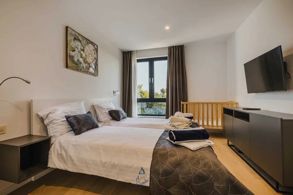 4-Bedroom Villa with Pool & Jacuzzi in Brnobići