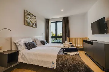 4-Bedroom Villa with Pool & Jacuzzi in Brnobići