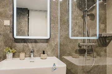 4-Bedroom Villa with Pool & Jacuzzi in Brnobići