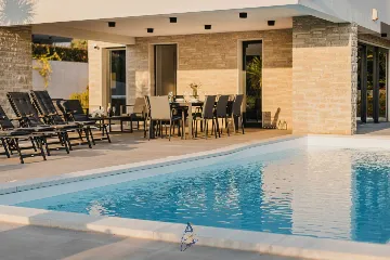 4-Bedroom Villa with Pool & Jacuzzi in Brnobići