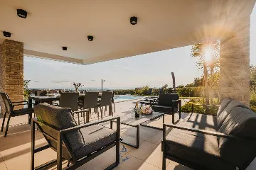 4-Bedroom Villa with Pool & Jacuzzi in Brnobići