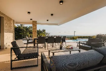 4-Bedroom Villa with Pool & Jacuzzi in Brnobići