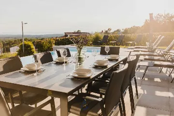 4-Bedroom Villa with Pool & Jacuzzi in Brnobići