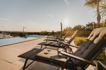 4-Bedroom Villa with Pool & Jacuzzi in Brnobići