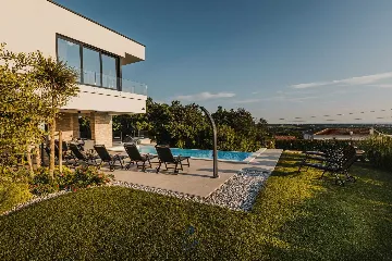4-Bedroom Villa with Pool & Jacuzzi in Brnobići
