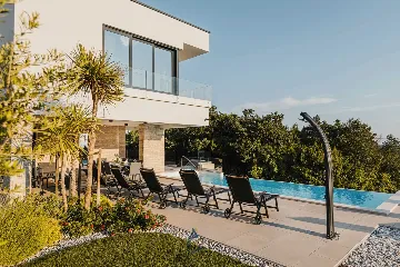 4-Bedroom Villa with Pool & Jacuzzi in Brnobići