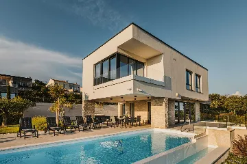 4-Bedroom Villa with Pool & Jacuzzi in Brnobići