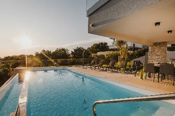 4-Bedroom Villa with Pool & Jacuzzi in Brnobići