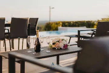 4-Bedroom Villa with Pool & Jacuzzi in Brnobići