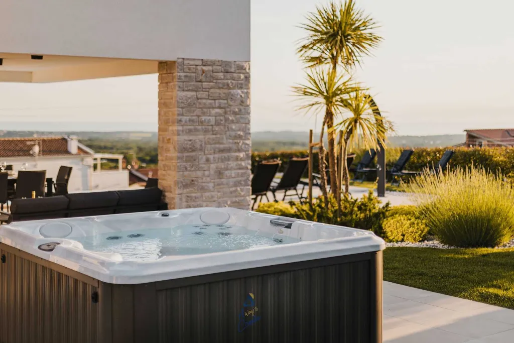 4-Bedroom Villa with Pool & Jacuzzi in Brnobići