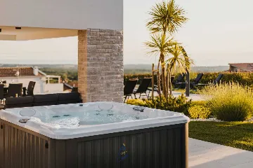 4-Bedroom Villa with Pool & Jacuzzi in Brnobići