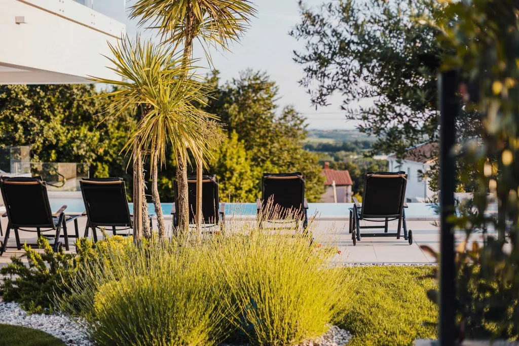 4-Bedroom Villa with Pool & Jacuzzi in Brnobići