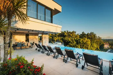 4-Bedroom Villa with Pool & Jacuzzi in Brnobići