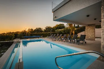 4-Bedroom Villa with Pool & Jacuzzi in Brnobići