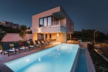 4-Bedroom Villa with Pool & Jacuzzi in Brnobići